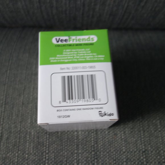 VeeFriends 2” MINI FIGURE IN BLIND BOX Collectible Mini Figure - Picture 4 of 4